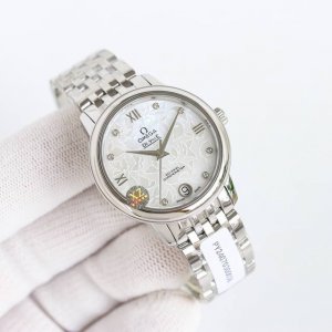 光 钻 3S新品首发欧米茄Omega蝶飞系列腕表！ 1直径32.7Mm，跟正品一致的尺寸！ 2低调朴实无华，却又细腻耐看，罗马玫瑰金字钉彩云贝母表盘，奢华醒目独