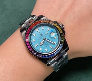 850新品 劳力士顶级玩物毒货，不喜欢撞款街表水鬼的你，他绝对是你的知音。用劳力士最经典的潜航系列水鬼作为原型，经过圈口的二次改装，然后镶嵌顶级天然皓石，大闪亮