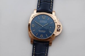 Vs新款沛纳海 Pam1114 表盘采用沛纳海倍受追捧的蓝色太阳放射纹处理，表盘颜色随光线变化而变化，搭配蓝钢指针以及米黄色的夜光涂料，多彩的设计更能鲜明的映入
