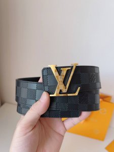 特 Lv 这款经典而又魅力恒久的腰带外型宽大，精品五金扣通过精工Cnc工艺更加精致完美；新款带扣和牛仔装相得益彰，彰显一派休闲气息。易搭配各类服饰；经典不过时。
