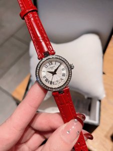 白 金 .钻30钢带20 今年3月份天梭出得新款嘉丽小美人系列，整体非常简洁，26Mm的表盘很精致小巧，厚度刚刚好！不愧是小美人～戴起来也是非常好看的～值得入手