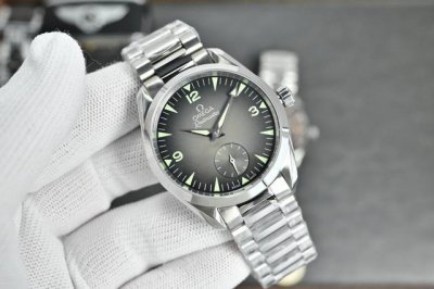 大三针，皮带 -钢带 两针半，皮带 -钢带2210 2025年度秋冬新品，欧米茄-海马全新“铁霸”腕表小秒针款，米色渐变表盘上数字和刻度时标覆有复古色调的Sup