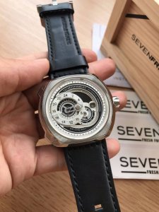 支持香港、美国直邮 原单七个星期五 Sevenfriday 型号：Sf-Q1 01-A327 尺寸：44.3X49.7Mm 厚28Mm 原装进口机械机芯 316
