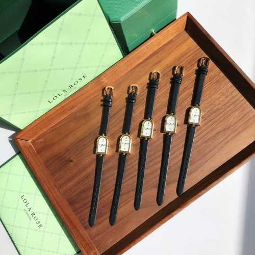 Lola Rose 最新款拱门系列 表壳采用拱门造型 立体砖纹雕刻 工艺精湛 别致的拱门造型搭配臻选天然的贝壳表面 蓝砂石表面 呈现出复古而浪漫的腕间风格 搭配