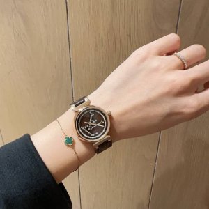 有量有价 升级版时来运转 Lv 格调女表 利落干练的设计风格 时尚大方。专柜一比一精工制作 全钢表壳 上手美美的 各种风格的衣服都可以搭配出属于你的气场，40M