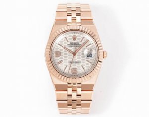 劳力士陆使型 尺寸：40Mm9.7Mm 表壳：对版9.4Mm表耳间距及三角坑纹表圈一体式表壳 表链：对版25Mm17Mm 经Cnc倒角抛光及缎面拉丝工艺Flat