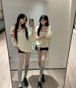 韩女最重要的是穿搭一些加分小配饰！比如手表尊嘟很抓眼！让人一眼看过去觉得你是个很沉稳的女生 我尊嘟超爱这两只！！金色表盘奢华高雅展示了女性的端庄柔美～指针秒针末