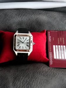 卡地亚山度士系列W2Sa0017腕表，精钢表壳搭配黑色意大利进口小牛皮表带，红金表圈，镀银磨砂表盘，剑形蓝钢指针，搭载自动机芯，尺寸：46.6 X 33.9毫米