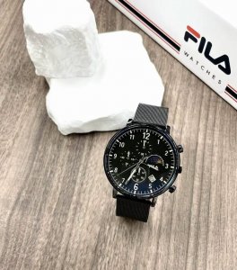 Fila斐乐宝子们，谁懂啊！ 酷黑表盘质感直接拉满 我觉得国庆出游戴这块，出片率直接爆炸 #约会穿搭硬通货 #我是Fila的心动粉 #爱要大声说给礼的 #一脚蹬