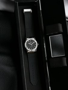 Hb 宇舶 恒宝经典融合系列！原版1：1开模打造 直径42Mm，耗时16个月，技术突破三大亮点： 1表壳采用同正品一致的钢打造而成，此款乃抛光拉丝面，拉丝整洁细
