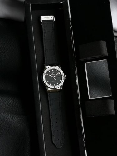 Hb 宇舶 恒宝经典融合系列！原版1：1开模打造 直径42Mm，耗时16个月，技术突破三大亮点： 1表壳采用同正品一致的钢打造而成，此款乃抛光拉丝面，拉丝整洁细