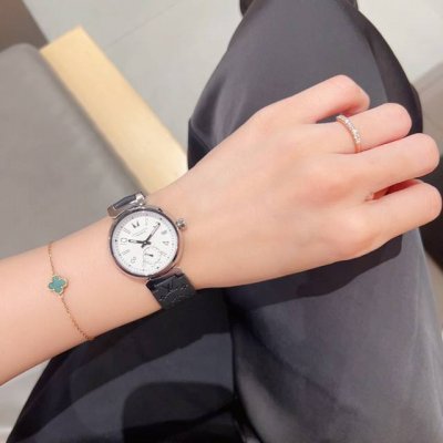 Lv 路易威登 2针半女款超火款 蓝宝镜面，不锈钢316精工外壳。简约时尚百搭休闲融为一体，显得格外优雅