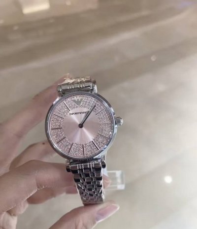 入手阿玛尼流光粉满天星真的是今年做过最正确的决定！实物比官网图美10倍，粉金色表盘在阳光下像撒了一把碎钻，走动时Blingbling的光芒太戳少女心了～ 表带是