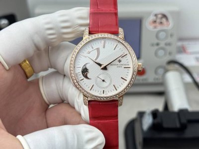 江诗丹顿传袭系列月相腕表搭配直径36毫米 圆形白金表壳，表圈、表耳和表冠镶嵌了总重约1.2克拉的81颗美钻 白色珍珠贝母表盘之上配备了高级腕表所有复杂功能当中最