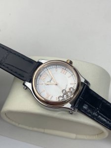 三个尺寸齐全 快乐钻Happy Diamonds 作为萧邦最门热最畅销的系列一以直细腻的手法诠释萧邦志标性灵动钻的石概念，此系列作柔品美而时尚，新款快乐钻的口圈