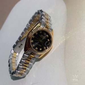新款推荐钻面 劳力士 28Mm精致小表螺旋后盖 珍珠贝母 女款钻圈钻面 爆款推荐 设计显出独特高贵优雅女神气质！316精钢搭配原装拉扣，不显浮华的风格广受女神喜