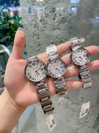 白 金 钢+40 单排+20双排+40 台湾厂三码合一 Cartier 卡地亚蓝气球系列：新款石英腕表二针半日历显示，爱表者期待的二针半小秒盘带日历功能新款上架 - 点击图像关闭