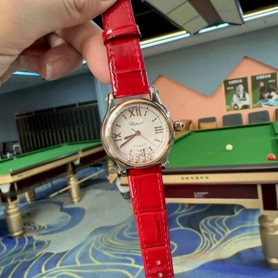 三个尺寸齐全 快乐钻Happy Diamonds 作为萧邦最门热最畅销的系列一以直细腻的手法诠释萧邦志标性灵动钻的石概念，此系列作柔品美而时尚，新款快乐钻的口圈