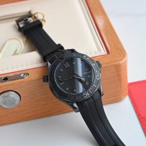新款墨黑海马300 海马系列300墨黑。表盘尺寸43.5Mm。表圈、表壳、扣子、均采用黑色氧化锆Zr02陶瓷制成。镂空指针及12点位的圆点，均覆有Suer-Lu