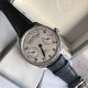 万国Iwc 葡萄牙万年历、系列 Iw503502 葡萄牙之王镜面为双面防反光拱形边缘蓝宝石玻璃表镜，夜蓝色的表盘。年历的显示设计简洁利落，以三个独立的半圆形视窗