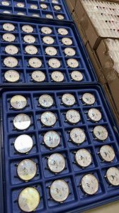 浪琴 LONGINES 全新博雅系列月相腕表，提供哑光白表盘或白色珍珠母贝表盘两种表盘样式，或柔美淡雅，或清爽干练；舒适的精钢表带轻柔萦绕腕间，一如她的妥帖和精