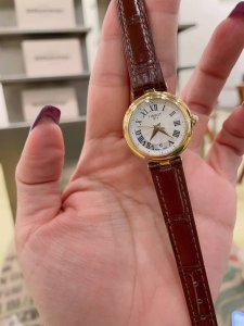 小金表 今年3月份天梭出得新款嘉丽小美人系列，整体非常简洁，26Mm的表盘很精致小巧，厚度刚刚好！不愧是小美人～戴起来也是非常好看的～值得入手手表之一。