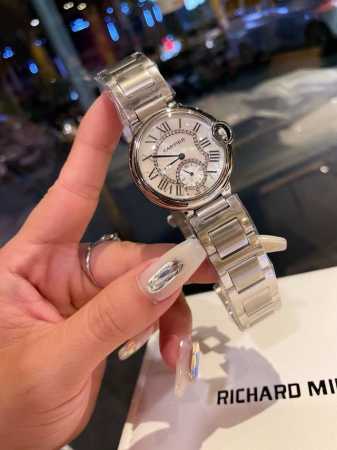 白 金 最火爆的颜色 完美的治愈色 很气质的颜色 荔枝纹皮饱和度恰到好处 细腻的羊皮戴上手超级柔软舒适关键是超显手白 卡地亚蓝气球镶钻面黄金奢华贵气十足 实物超 - 点击图像关闭