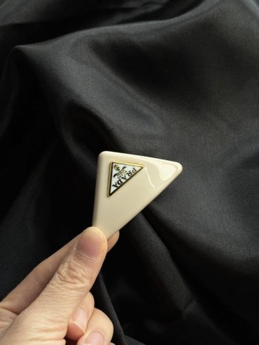 三角标部分就是金属珐琅质感 零件全都是原装的哈 品质真的巨好！！！