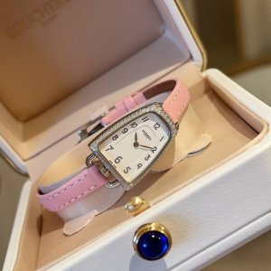 hermèS 推出 Galop D’Hermes 系列新一季腕表作品，依然从马术运动中汲取灵感，表壳独特的圆润造型源自于 马镫 元素。新作以更细巧的 20X27