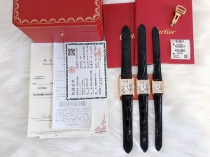 白壳 玫瑰金 钻+30 卡地亚tank Solo腕表 高质量版本原版开模 瑞士石英机芯 精钢表壳 圆珠形表冠 镶嵌一颗凸圆形合成尖晶石 镀银珠光表盘 罗马数字时