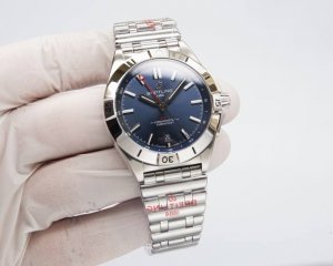 百年灵breitling，机械计时系列a32398101M1A1！ Chronomat Automatic Gmt 40 重磅来袭！ 1这款双时区腕表盘面简洁凌