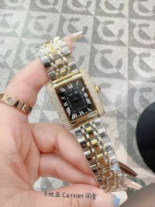 卡地亚 Cartier 新款 经典三针针系列女士方形腕表，气质腕表！线条流畅，魅惑动人，柔软服帖于腕间，奢华风格完美呈现出女性的前卫、大方 独特的造型彰显成熟优