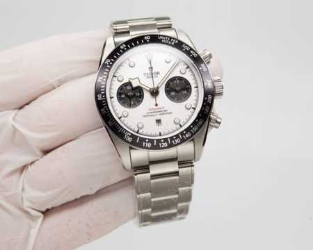 白： . 金黑: . Tudor帝舵 碧湾计时型 Black Bay Chrono 精钢款腕表！ 细致刻画表盘完美对称，纹路清晰、提升质感与美感！采用磨砂及磨光 - 点击图像关闭