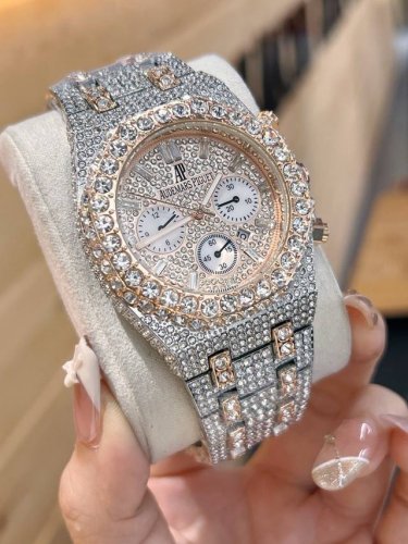 新款 金壳满钻 爱彼 A，精品男士腕表，技艺精湛，带日历独具匠心，尊贵大气，王者风范。采用进口石英机芯，矿物质超强镜面，尺寸: 40Mm，10M