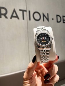31Mm 跑量款 劳力士米老鼠石英腕表 各种品牌联名加身 真的爱死Grip这个系列的手表啦 每一块都想拥有 干净利落的表盘趴着一只米老鼠 迪士尼粉们一定一定要入