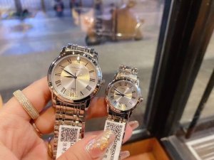 浪琴 Longines 索依米亚情侣系列 原装进口日本石英机芯 316L精钢表壳 钢化镜面 传统三针设计 6字位日历星期显示 原装蝴蝶扣 尺寸：女款31Mm ，