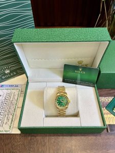 FFFH 配图片包装25 劳力士日志圈钻女款到货类型：三针日志系列陶瓷圈女表表带：顶级进口316精钢保险扣表带机芯：进口石英机芯镜面：顶级进口防伪标水晶镜面尺寸