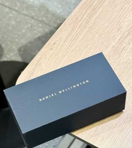 被Dw这块手表的实物给惊艳到了 白色表盘和金色表带真的太搭了 这个表盘的尺寸不管手腕粗细戴起来都Hin好看 米兰表带敲有质感 戴上显白又气质 礼盒包装也好高档