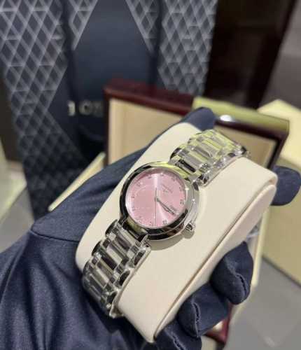 浪琴心月系列，灵感源自千年传颂的 一千零一夜 ，每一秒流转，都承载着心想事成的美好愿景。这款手表以优雅腕间时光印记，精致设计彰显非凡品味，让每一位女性都为之倾倒