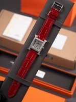 当几何棱角邂逅璀璨钻石 时间，便成了最优雅的艺术品 爱马仕方钻手表 以建筑般的利落线条，重塑腕间美学 方形表壳勾勒现代风范 满镶钻石演绎光影魔法 每一颗精心甄选