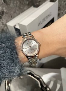 白壳 玫 陶瓷 . 浪琴-Longines 新款女表 原装进口石英机芯 316L精钢表壳 直径29Mm 厚8Mm如果今天的阳光停止了它耀眼的光芒。那么你的一个微