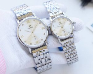 白壳 金壳 钢带20 品牌：欧米茄 类型：情侣腕表 壳套：顶级版316精钢l 表带：进口小牛皮表带 316L精钢表带 机芯：进口石英机芯 镜面：矿物质防刮镜面玻