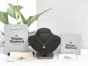 Vivienne Westwood 西太后 限定款土星星球吊坠锁骨项链 朋克教母Vivienne Westwood惯用的皇冠、星球及骷颅、以高彩度的色泽出现在胸