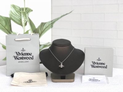 Vivienne Westwood 西太后 限定款土星星球吊坠锁骨项链 朋克教母Vivienne Westwood惯用的皇冠、星球及骷颅、以高彩度的色泽出现在胸
