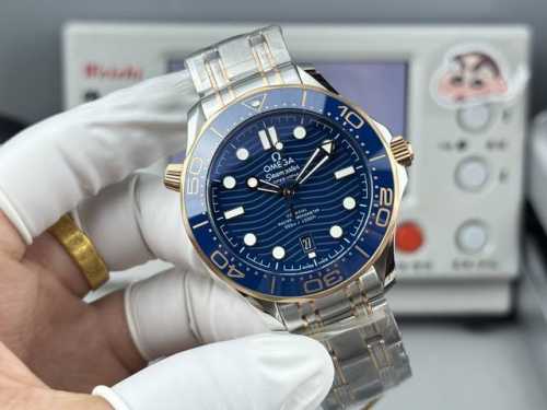 白 -金 Or-Factoy将开启复刻传奇的篇章。 这一前沿风尚的欧米茄海马300米系列腕表，采用进口316L精钢打造而成，表圈采用韩国高密度陶瓷，饰以白色珐琅