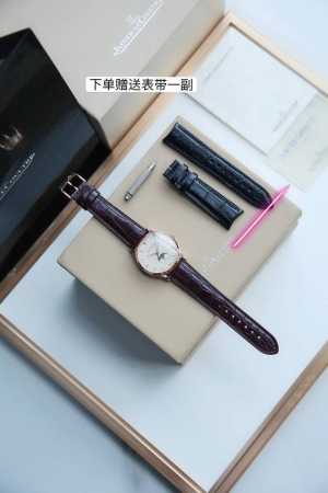 顶级版本 积家月相大师系列，配鳄鱼皮送牛皮表带，表壳直径39Mmx9.9Mm与原装同步。六点钟的子盘拥有阳历阴历 月相 双期显示，月相一月转一圈，功能和正品一致 - 点击图像关闭