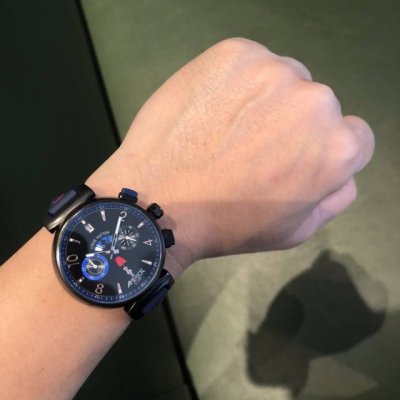 Lv Lv 路易威登特色：Logo下面有一道彩虹，有三个色随着时间改变而改变，增添了美感机芯：进口Vk机心表带：高极天然橡胶精选钢材，顶级设计，帅气男士必备