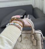 阿玛尼的满天星 很经典的款式 小砖石点缀 闪闪的 小细节做得挺到位 咱就是说，这手表我尊嘟没选错！