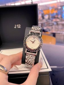 范思哲 Versace Greca Twist 系列 表径33Mm 浮雕艺术 层次空间 希腊回纹布满顶圈和表圈内圈 浮雕设计突显镂空视觉 仿佛步入范思哲蜿蜒旋转