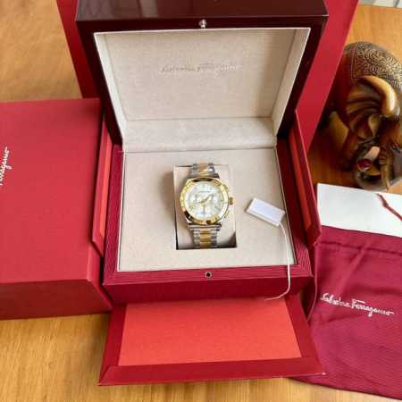 新款菲拉格慕男款腕表，42Mm表径。防眩目镀蓝膜蓝宝石镜面，耐磨防刮花，Ronda原装石英机芯，稳定走时，超薄精钢Cnc，系列抛光处理非常到位，精钢表带，四季皆 - 点击图像关闭